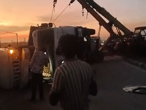 सिलोर पुलिया कार पर पलटे डंपर को क्रेन की सहायता से हटाया गया था।