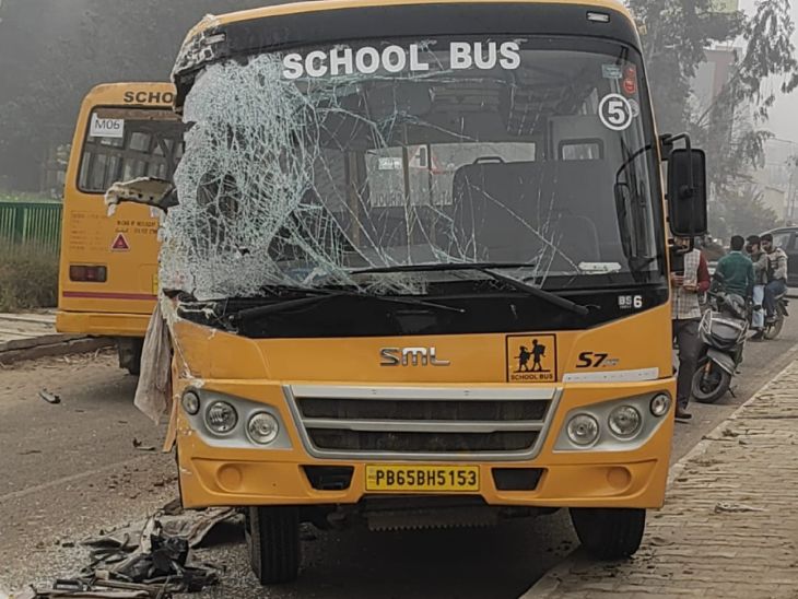 हादसे में चकनाचूर हुई स्कूली बस की फोटो।