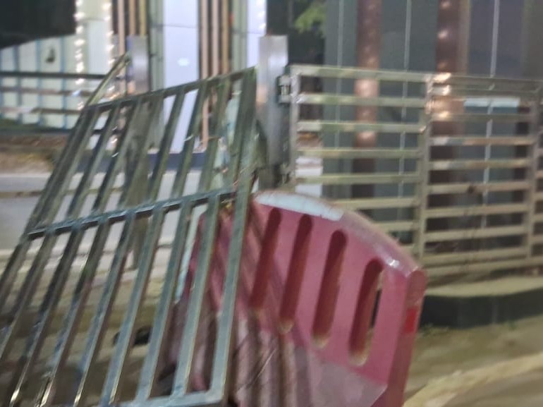 हादसे में स्टील का गेट भी टूट गया है।