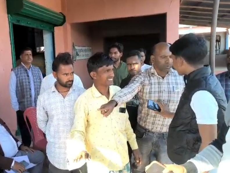 मौके पर मौजूद लोगा।