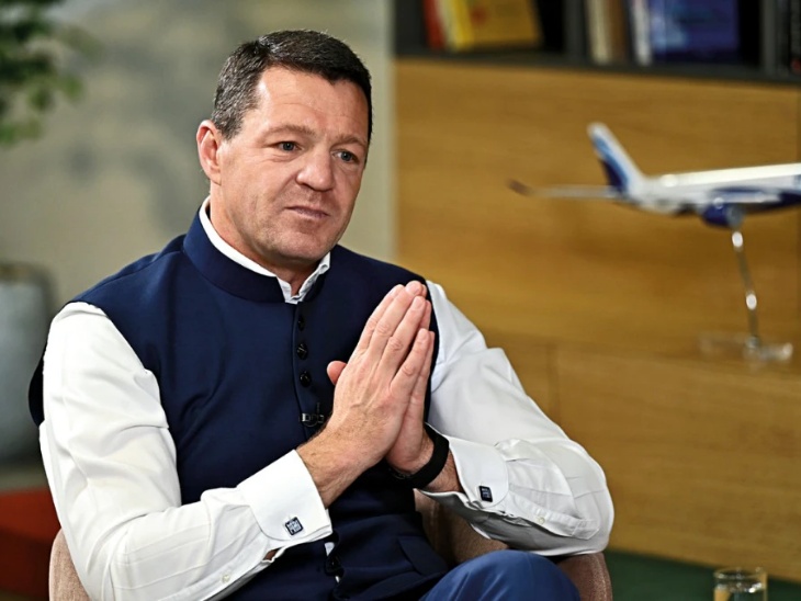 सिविल एविएशन मिनिस्ट्री ने इंडिगो की 2,300 फ्लाइट्स में से 10% फ्लाट्स में कटौती कर दी है। - Dainik Bhaskar