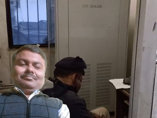 गोली लगने से प्रधान आरक्षक की मौके पर ही मौत हो गई। पीके मिश्रा मध्य प्रदेश के रीवा जिले के रहने वाले थे।