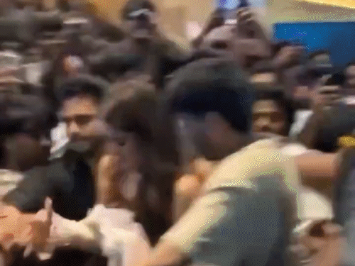 बाउंसर की मदद से भीड़ से बाहर निकाली गईं निधि अग्रवाल।