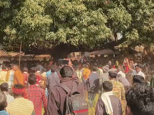 दूसरे धर्म को मानने पर भिड़े 2 समाज के लोग।