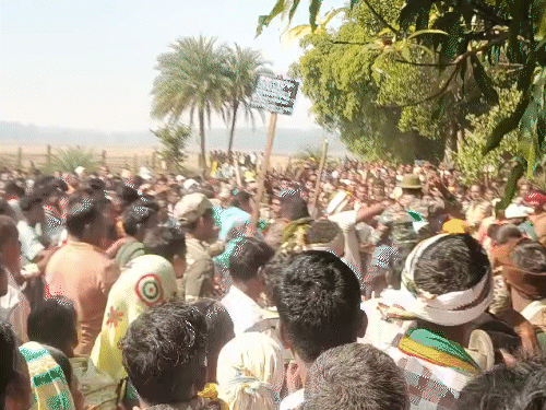 धर्मांतरित सरपंच के पिता की मौत के बाद ग्रामीणों ने अंतिम संस्कार को लेकर विवाद किया।