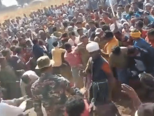 बुधवार को हुई झड़प में ग्रामीणों के साथ कई पुलिसकर्मी भी घायल हो गए थे।