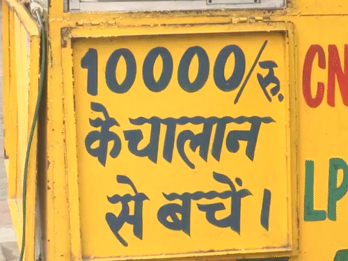 दिल्ली में PUC सेंटरों पर सुबह से लोग सर्टिफिकेट के लिए गाड़ियों की जांच कराने पहुंच रहे हैं।