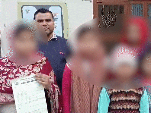 जेल से छूटने के बाद पत्नी और तीनों बेटियों को लेकर डीएम ऑफिस पहुंचे बच्चियों के पिता धीरज।