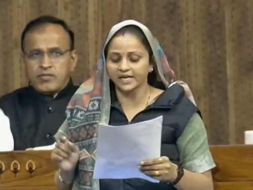 कांग्रेस सांसद संजना जाटव ने मनरेगा पर कविता पढ़ी।