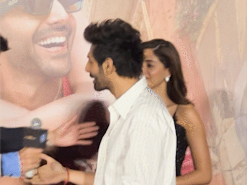 लॉन्च इवेंट में करण जौहर से गले मिले कार्तिक आर्यन, इस दौरान अनन्या खुश नजर आईं।