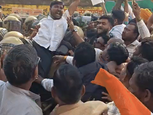 दुर्ग में भाजपा कार्यालय के पास प्रदर्शन कर रहे कांग्रेस कार्यकर्ता को पुलिस ने उठाकर वहां से हटाया।