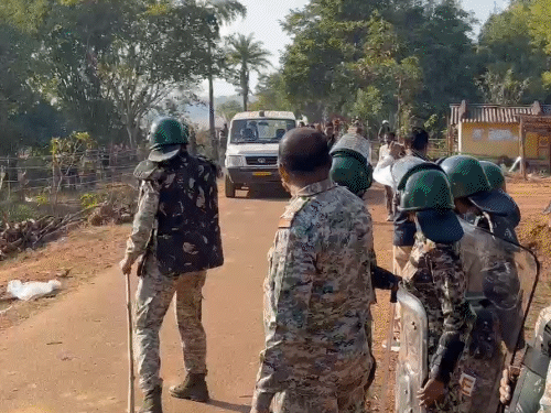 गुरुवार को पुलिस और प्रशासन की संयुक्त टीम ने भारी सुरक्षा के बीच शव को बाहर निकाला।