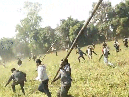 दोनों पक्षों के लोगों ने एक-दूसरे को लाठी-डंडे से पीटा।