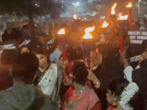 बंगाल की सड़क पर नीतीश कुमार के खिलाफ प्रदर्शन।
