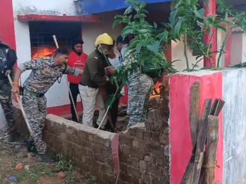 बड़े तेवड़ा गांव में आदिवासियों ने चर्च को आग के हवाले कर दिया।