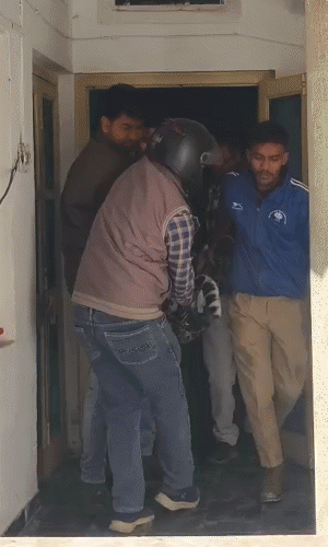 वन विभाग की टीम ट्रेंकुलाइज के बाद लेपर्ड को पकड़कर घर से बाहर लाई और उसमें पिंजरे में डाला।