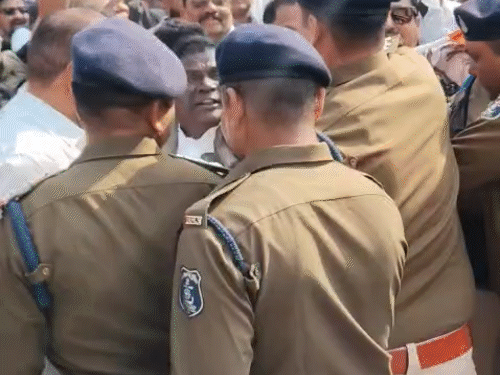 रायगढ़ में प्रदर्शन के दौरान कांग्रेसियों और पुलिसकर्मियों के बीच झूमाझटकी हो गई।