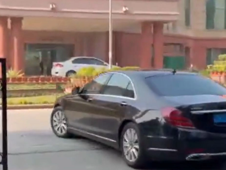 ভারত সরকারের তলবের প্রেক্ষিতে বাংলাদেশ হাইকমিশনার রিয়াজ হামিদুল্লাহ বুধবার পররাষ্ট্র মন্ত্রণালয়ে পৌঁছেছেন।