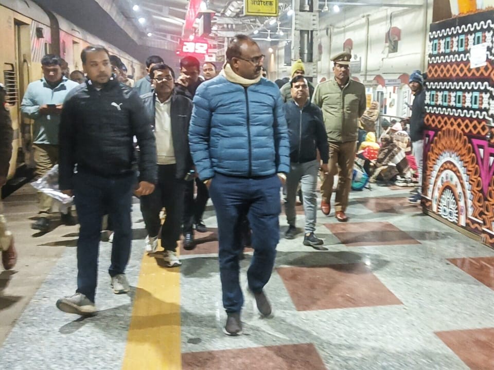 महाराजगंज में ठंड के बीच डीएम ने किया निरीक्षण:  रैन बसेरों व आनंद नगर रेलवे स्टेशन की व्यवस्थाएं जांचीं – Maharajganj News