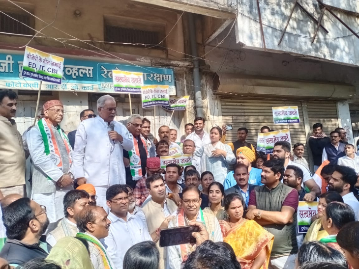 दुर्ग में विरोध प्रदर्शन में पूर्व मुख्यमंत्री भूपेश बघेल, पूर्व गृहमंत्री ताम्रध्वज साहू, पूर्व विधायक और वरिष्ठ कांग्रेस नेता अरुण वोरा शामिल रहे।