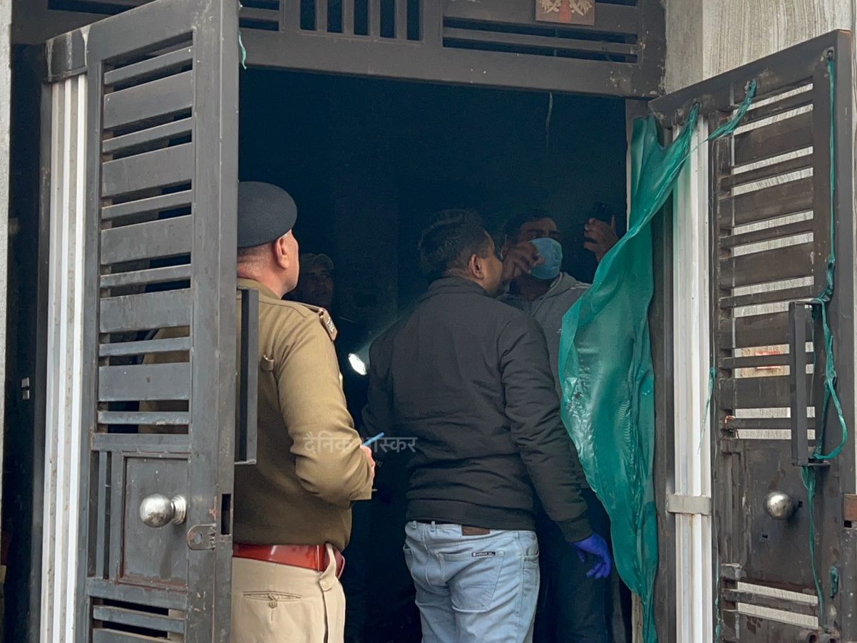 ई-स्कूटी की बैटरी में धमाका, एक की मौत:  हिसार में चार्जिंग प्लग हटाते ही ब्लास्ट हुआ; घर में आग लगी, पत्नी और दो बच्चे झुलसे – Hansi News