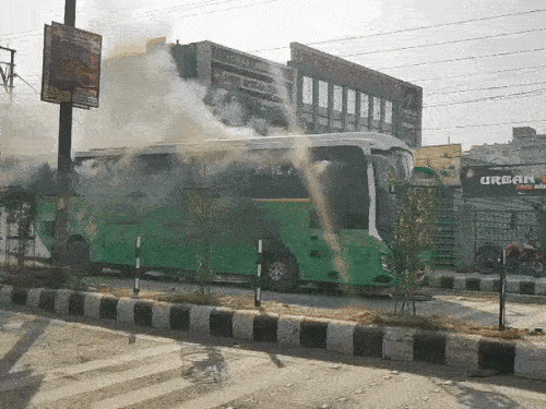 धुधां निकलते ही बच्चों को निकाला।