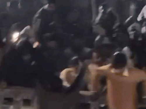 कार्यक्रम के दौरान बवाल होने पर दीवार कूदकर भागतीं डांसर असमीना। - फाइल फोटो