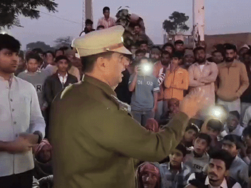 धरनारत लोगों को कार्रवाई का आश्वासन देते हुए एसपी दीपक सहारण