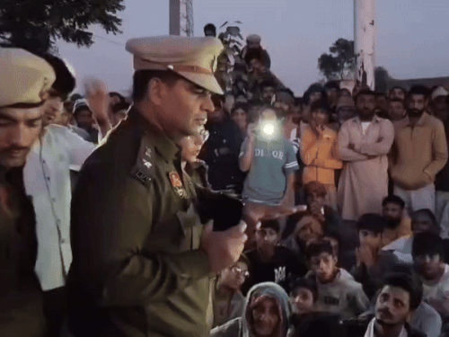 धरनारत लोगों के भड़कने पर उनको शांत करवाते हुए एसपी दीपक सहारण