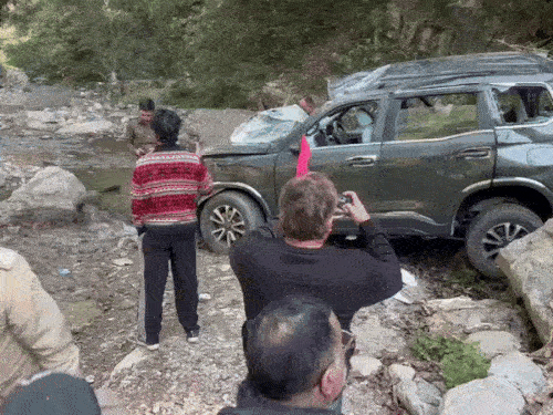 मौके पर पहुंचे राहगीर और भवाली पुलिस।