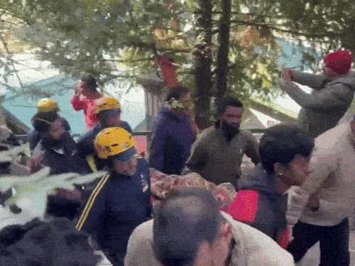 SDRF की टीम घायलों को खाई से निकालती हुई।