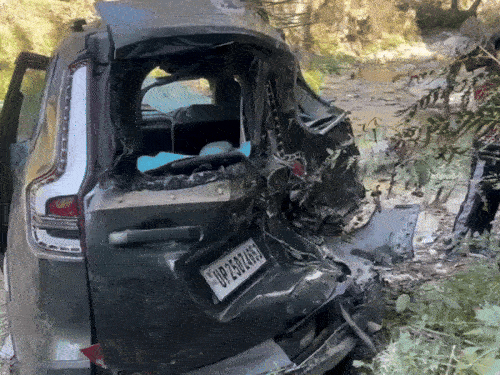 खाई में गिरने से कार पिचक गई।