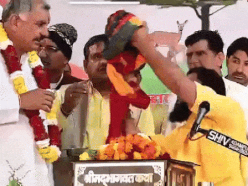 गांव सदलपुर में कथा के दौरान रणधीर पनिहार को पगड़ी पहनाते आचार्य बजरंग दास।