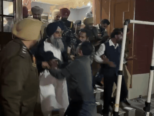 यादविंदर सिंह यादू को खन्ना में काउंटिंग सेंटर से गिरफ्तार करके ले जाते हुए पुलिस।