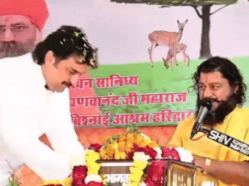 गांव सदलपुर में कथा के दौरान कुलदीप बिश्नोई आचार्य का आशीर्वाद लेते हुए।