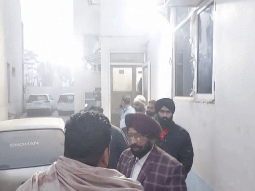 अस्पताल में पहुंचे लोग