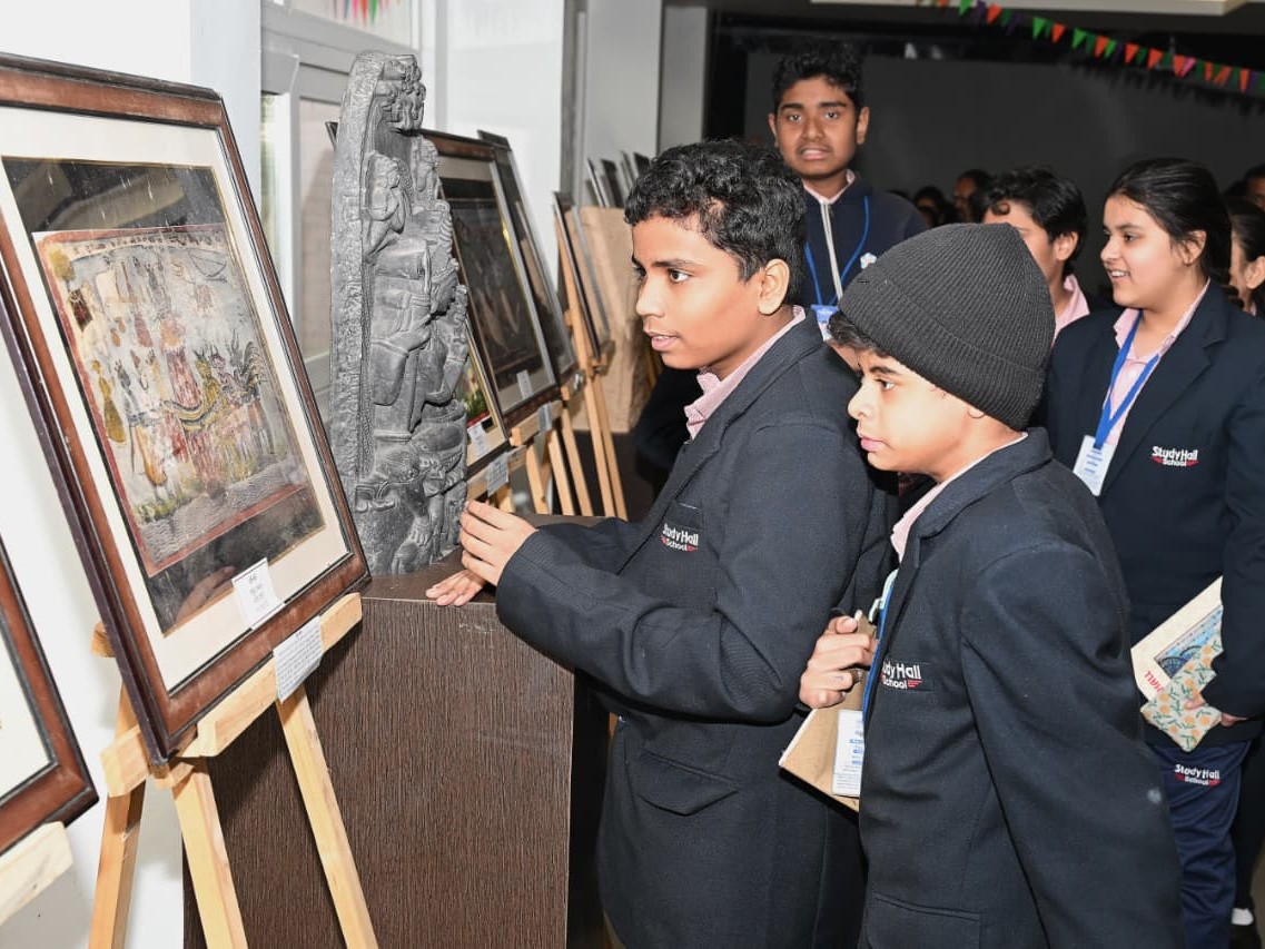 कला एवं संस्कृति के संरक्षण और नई पीढ़ी को अपनी विरासत से जोड़ने के उद्देश्य से राज्य संग्रहालय, लखनऊ द्वारा विभिन्न विद्यालयों में अस्थायी प्रदर्शनियों का आयोजन किया जा रहा है।