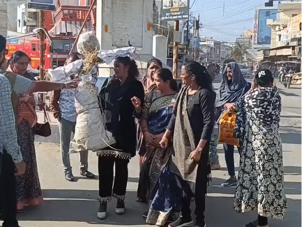 कांग्रेस ने मंत्री विजय शाह का विरोध किया और पुतला जला दिया विजयवर्गीय का।