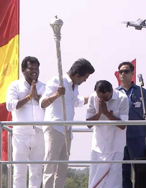 विजय को सभा के अंत में पार्टी कार्यकर्ताओं ने सेंगोल भेंट किया।