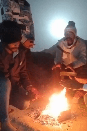 गोरखपुर में ठंड के चलते ठिठुरन बढ़ गई। इस दौरान लोग अलाव का सहारा लेते रहे।