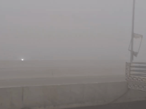 प्रयागराज में तड़के से ही घना कोहरा छाया है। विजिबिलिटी 30 मीटर तक सिमट गई है। सुबह के वक्त सड़कों पर सन्नाटा दिखाई दिया।