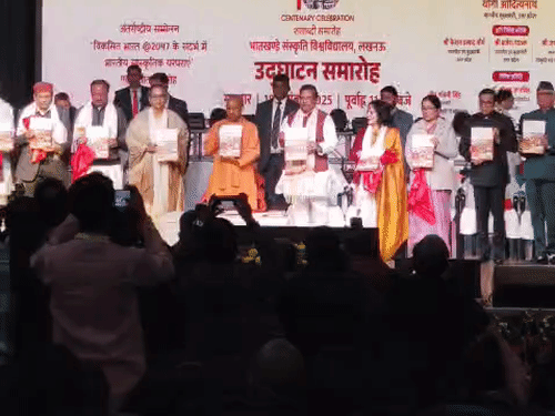 सभागार में सीएम योगी के साथ मेयर सुषमा खर्कवाल और संस्कृति मंत्री जयवीर सिंह ने संस्कृति विश्वविद्यालय की कॉफी टेबल बुक का विमोचन किया।