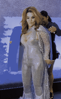 इस तरह ब्लू ड्रम पहनकर शो में राखी सावंत आईं। इसके बाद उसको उतार दिया।