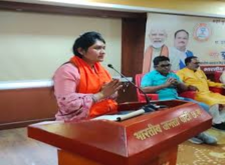 बीजेपी के कार्यक्रम में सभा स्थल पर लोगों को संबोधित करती हुई सावित्री जगत। (फाइल फोटो)