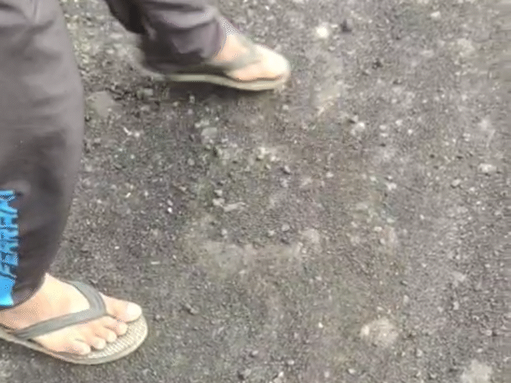 वॉक पर गए लोगों ने पैरों से हटाया तो सड़क उखड़ने लगी।