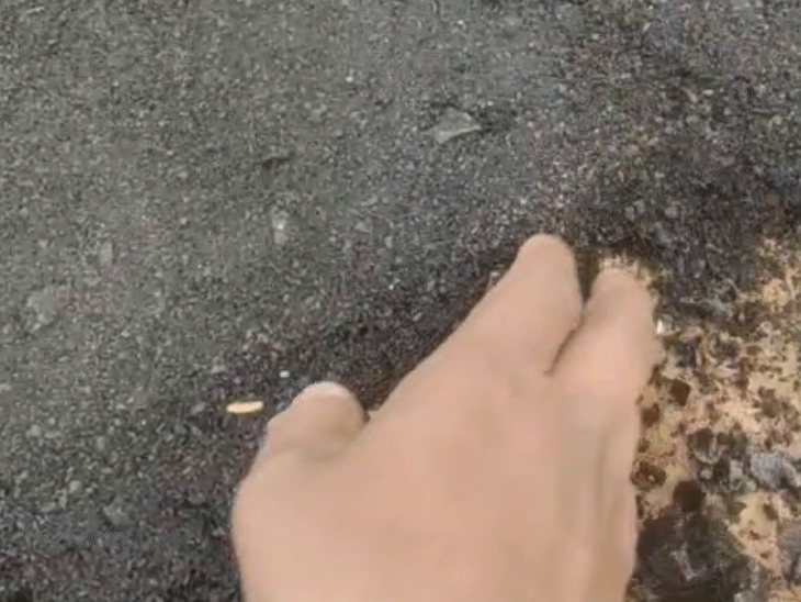 दो दिन पहले बनी सड़क के डामर को जब हटाने की कोशिश की तो वह हाथ से हटने लगा।