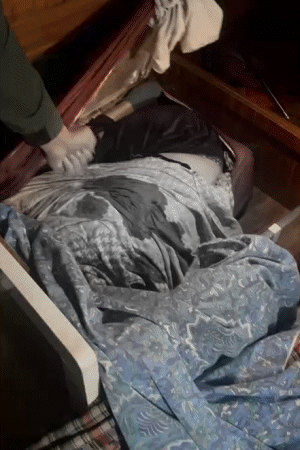 आरोपियों ने महिला की हत्या कर लाश के टुकड़े किए। उसे सूटकेस में भरकर बेड में छिपा दिया।