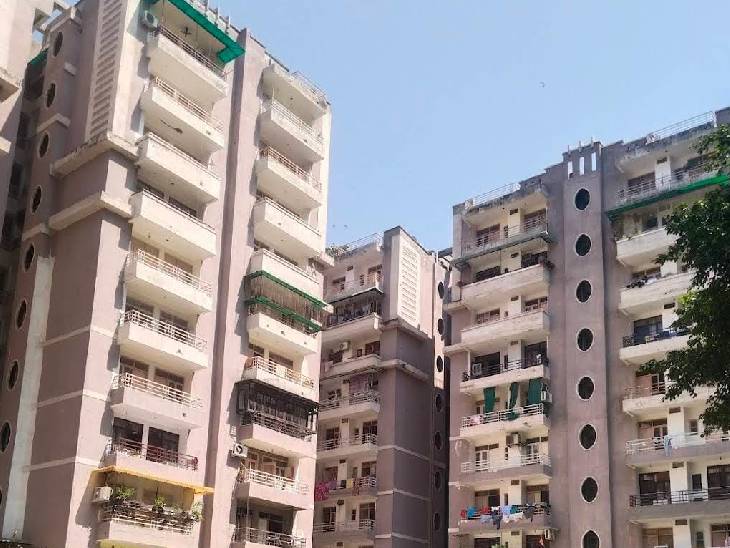 ये तस्वीर औरा चिमेरा सोसाइटी की है। इसी बिल्डिंग में उमेश शर्मा ने फ्लैट किराए पर दे रखा था।