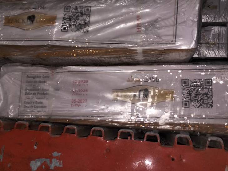 ट्रक में इस तरह मांस के पैकेट भरे मिले हैं।