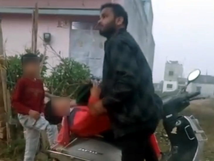 बच्चे की पिटाई करता आरोपी।